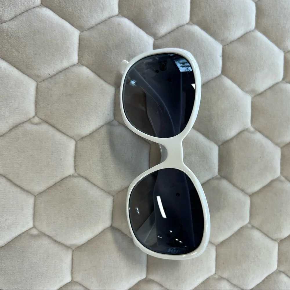 Authentic Chanel new Vintage Camellia Sunglass - Picture 3 of 6